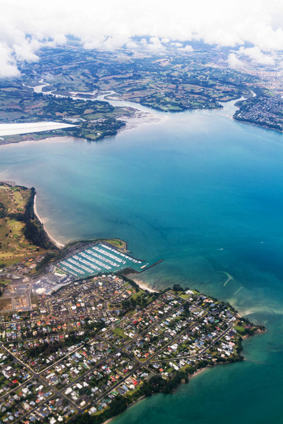 着陸機からオークランド市の空中ビュー。ニュージーランドだ。鳥目図 - 写真・画像