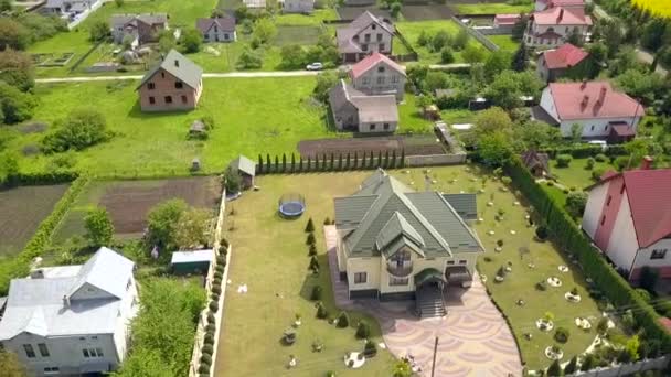 Vista aérea de casas en zona residencial rural - Metraje, vídeo