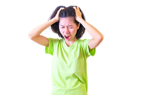 Asyalı kadın yeşil bir gömlek giyiyor. Hastalıktan ya da mali ve ekonomik sorunlardan dolayı stres altında. beyaz arkaplan ve kırpma yolu üzerinde izole. - Fotoğraf, Görsel