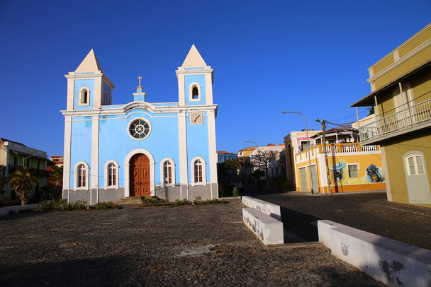 Iglesia azul en Sao Felipe, Cabo Verde
 - Foto, imagen