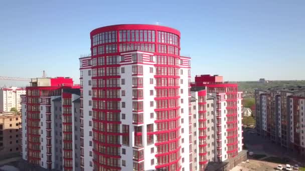 Luchtfoto van een groot rood modern woongebouw. - Video