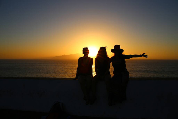 Романтичний момент на заході сонця над морем, Кабо - Верде. - Фото, зображення