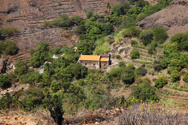 Vue de la fortification royale de Sao Felipe sur le canyon, île de Santiago, Cap Vert - Photo, image