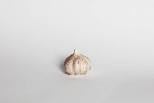 garlic on white background isolated. close-up, daylight - Фото, изображение