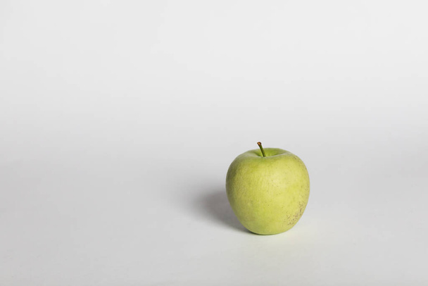 maçã verde em um fundo branco. à luz do dia
 - Foto, Imagem