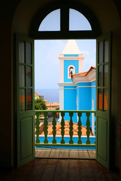 Blauwe kerk op het plein in Sao Felipe, Kaapverdië - Foto, afbeelding