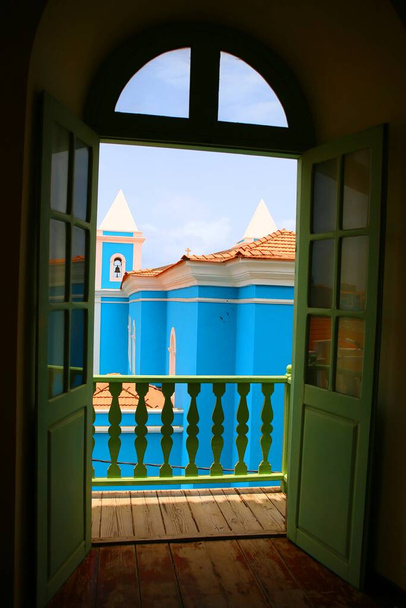 Iglesia azul en la plaza de Sao Felipe, Cabo Verde
 - Foto, imagen