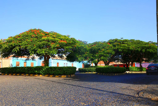 Blaue Kirche auf dem Platz in Sao Felipe, Fogo, Kapverden - Foto, Bild