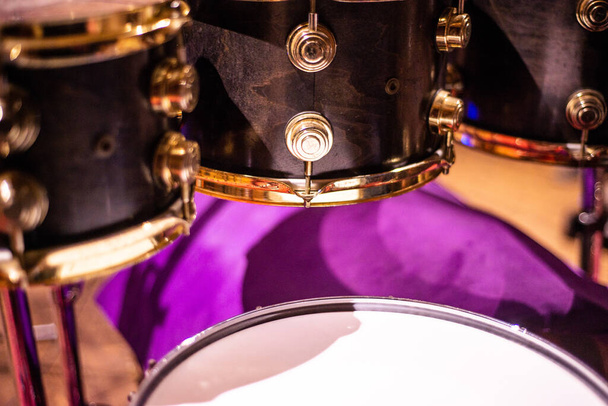 muziekinstrumenten: deel van een drumstel van dichtbij - Foto, afbeelding
