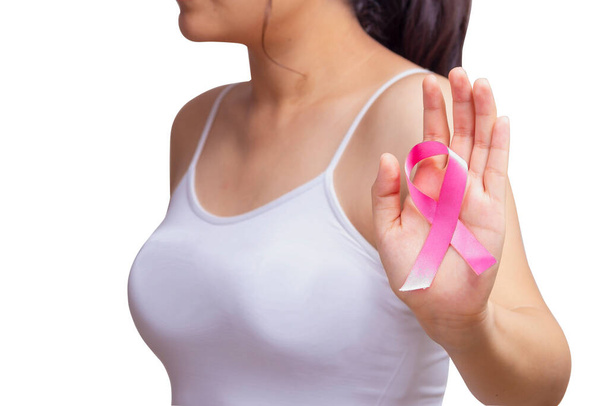 白い背景にピンクのリボンを手にメキシコのラテン語の女性、クローズアップ。乳がん意識概念 - 写真・画像