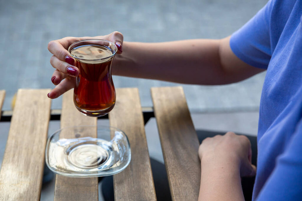 χέρι κρατώντας τσάι, επιλεκτική εστίαση - Φωτογραφία, εικόνα
