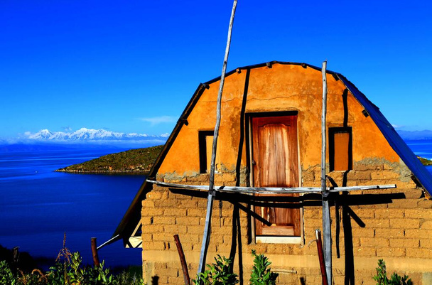 Szcenírozott kilátás nyílik a Titicaca-tóra, Isla del Sol, Bolívia - Fotó, kép