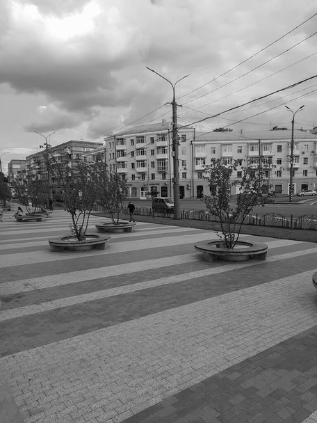 Városi táj, autók, épületek fekete-fehér színben. - Fotó, kép