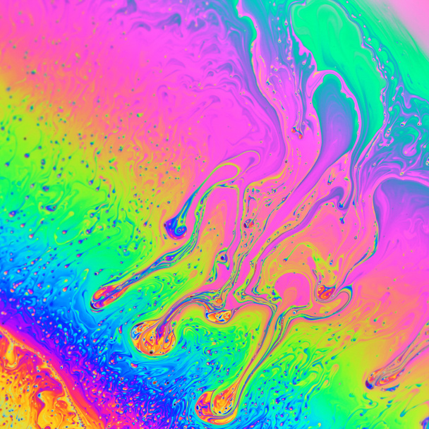 Regenboogkleuren gemaakt door soap, zeepbel, of olie maakt kunt bac - Foto, afbeelding