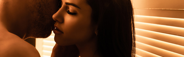 récolte panoramique d'homme passionné embrasser femme sensuelle avec les yeux fermés  - Photo, image