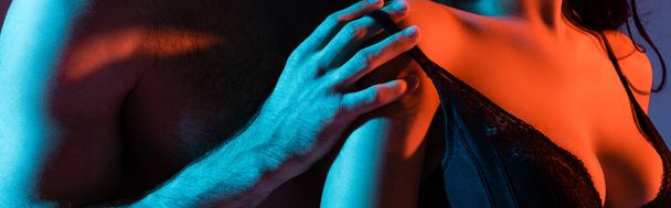 Панорамный урожай без рубашки мужчина трогает бюстгальтер сексуальной женщины - Фото, изображение