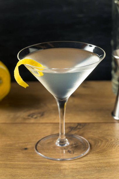Boozy Refreshing Gin Martini with a Lemon Garnish - Foto, afbeelding