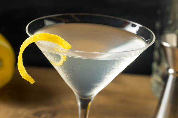 Boozy Refreshing Gin Martini with a Lemon Garnish - Foto, Bild