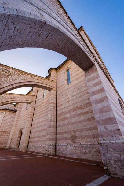 Ассизи, Перуджа, Умбрия. Базилика Санта-Кьяра, важное место поклонения в историческом центре Ассизи, построена в итальянском готическом стиле в 1265 году. - Фото, изображение