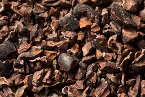 Raw Brown Organic Chocolate Cocao Nibs in a Bowl - Foto, afbeelding
