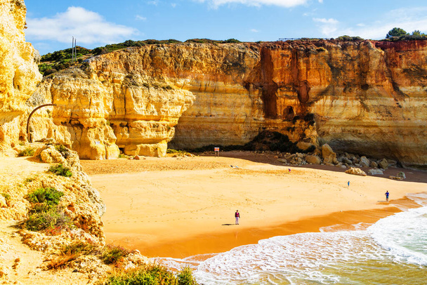 Algarve tengerpartja Portugáliában. Híres strandjairól és barlangjairól Benagil, Albufeira és Portimao közelében. - Fotó, kép