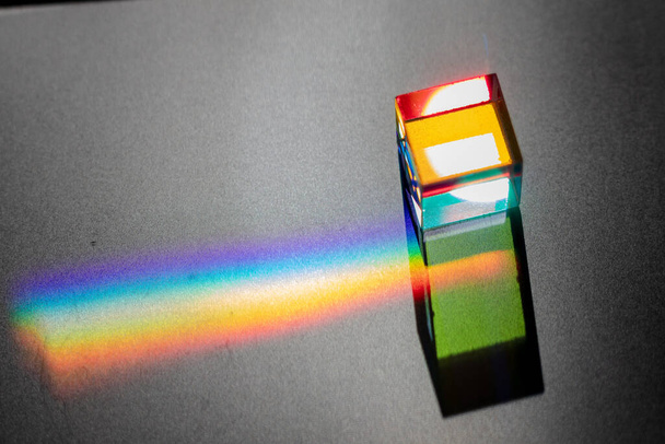 Cristal carré coloré sur une surface grise - Photo, image