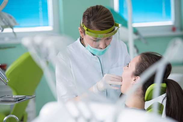 Odontoiatra e giovane paziente nello studio dentistico   - Foto, immagini