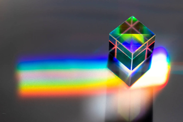 Cristal cuadrado de color sobre una superficie gris
 - Foto, imagen