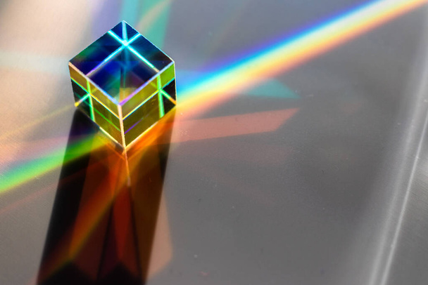 Cristal carré coloré sur une surface grise - Photo, image