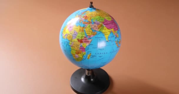 Globe inzoomen met de geïsoleerde achtergrond - Video