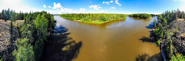 Légi panoráma nyári kilátás gyors Ahvionkoski folyó Kymijoki, Finnország. - Fotó, kép
