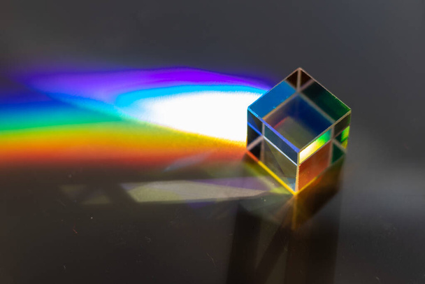 Cristal quadrado colorido em uma superfície cinza
 - Foto, Imagem