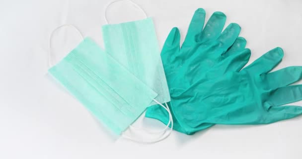 Blauw medisch beschermend masker en handschoenen, bovenaanzicht - Video