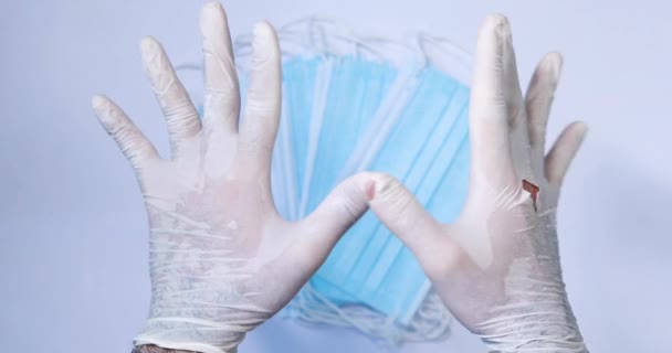 Dokter, cliënt vertoont slechte kwaliteit medische, beschermende handschoen - Video