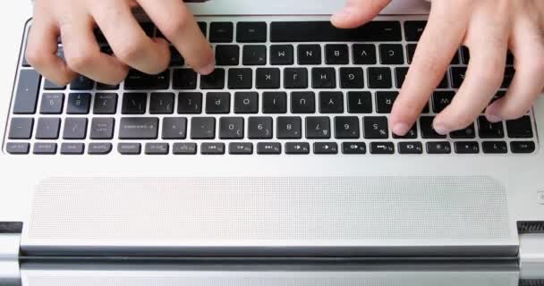 Hombre escribiendo en una vista superior teclado portátil
 - Imágenes, Vídeo
