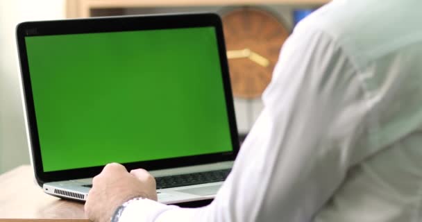 Office man watching movie on green screen laptop - Video