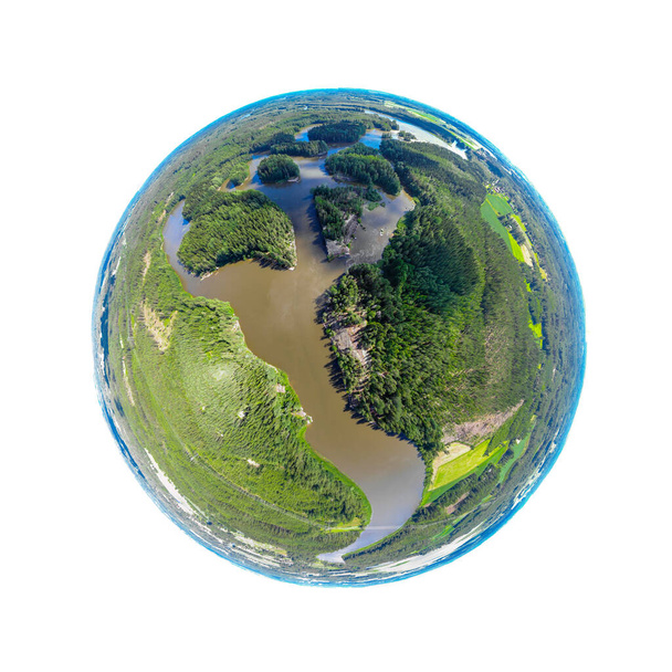 Ein dreidimensionaler Panoramablick auf das schnelle Ahvionkoski am Kymijoki Fluss, Finnland, im Stil eines Mini-Planeten-Panoramas. - Foto, Bild