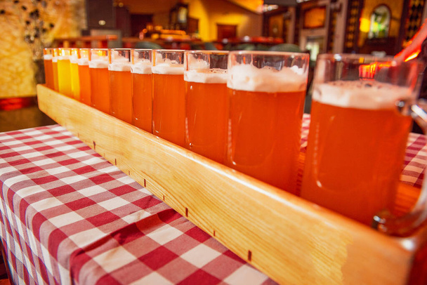 A very large tray with glasses of beer on the table. - Foto, imagen