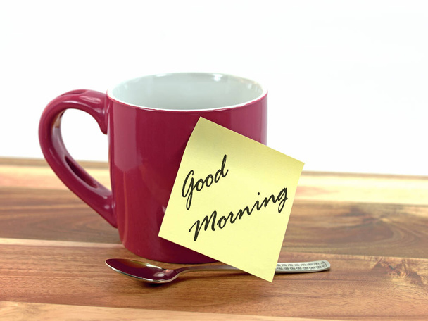 Kubek, lepka kartka z napisem "Dzień dobry" - Zdjęcie, obraz