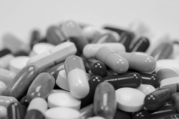 Muitos comprimidos diferentes em um close-up
 - Foto, Imagem