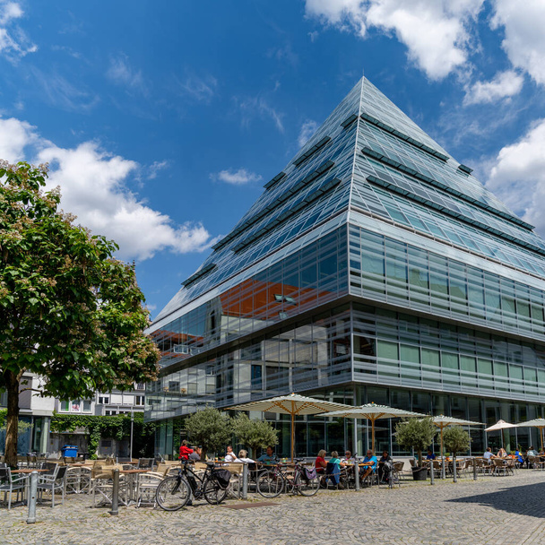 Ulm, BW / Alemania - 14 de julio de 2020: la biblioteca municipal de la ciudad de Ulm con un café callejero en primer plano
 - Foto, Imagen