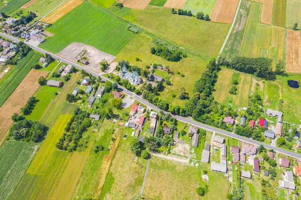 Vue aérienne d'un petit village en journée d'été. Concept de quitter le village et emplacement désolé - Photo, image
