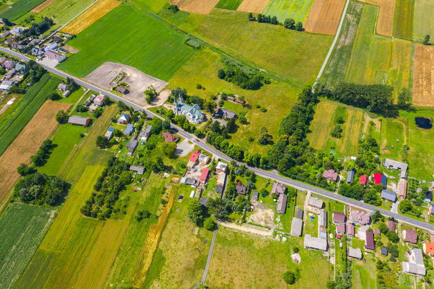 Vista aérea de un pequeño pueblo en el día de verano. Concepto de dejar el pueblo y ubicación desolada - Foto, Imagen
