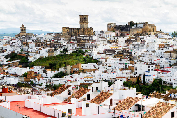 Αεροφωτογραφία της λευκής πόλης σε ηλιόλουστη μέρα (pueblo blanco) Arcos de la Frontera στην Ανδαλουσία. Λευκά χωριά είναι δημοφιλείς τουριστικοί προορισμοί και έλξη στην Ισπανία, Μάλαγα επαρχία, Ευρώπη. - Φωτογραφία, εικόνα