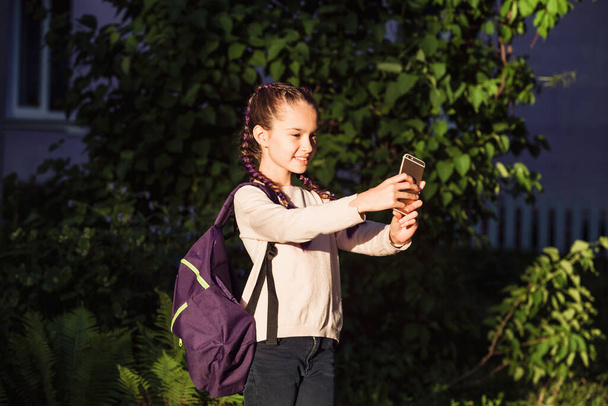 Child is making a selfie at sunset - Foto, immagini