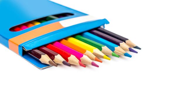 Χρωματιστά μολύβια σε χάρτινη κασετίνα σε λευκό.  - Φωτογραφία, εικόνα