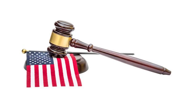 Martelletto del giudice con piccola bandiera americana e stare su sfondo bianco.  - Foto, immagini