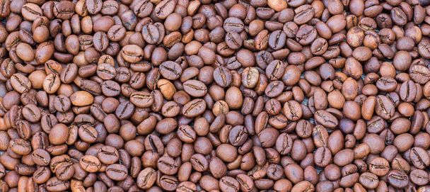 Achtergrond, textuur van koffiebonen, panorama. Koffie verkoop - Foto, afbeelding