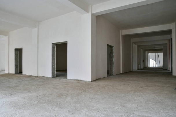 Edifício inacabado interior, sala branca.Reparos no apartamento. Preparação no objecto comercial
 - Foto, Imagem