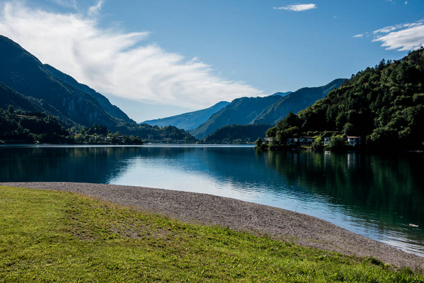 obraz jezera Ledro v časném ránu v provincii Trento, Itálie - Fotografie, Obrázek